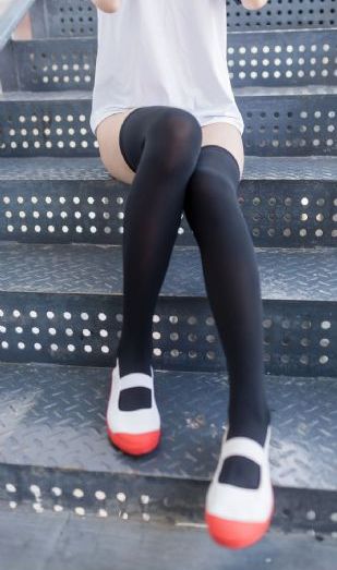 一边亲嘴一边揉着胸视频-高清无删减中文字幕